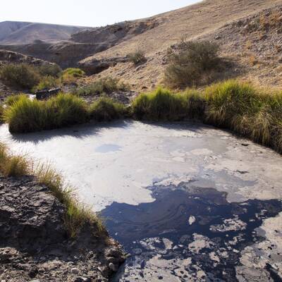 چشمه قیر ماماتین